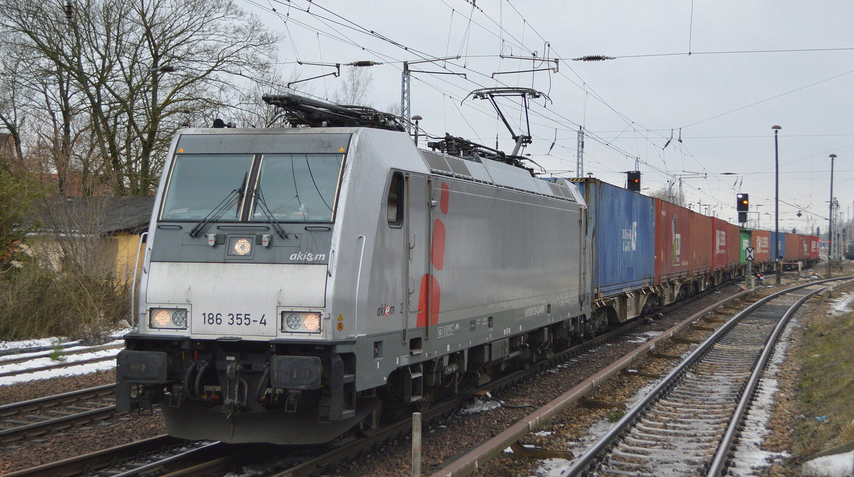 LTE Netherlands B.V., Rotterdam [NL] mit  186 355-4   [NVR-Nummer: 91 80 6186 355-4 D-AKIEM] mit Container- u. Taschenwagenzug nach Rzepin (Polen) am 17.02.21 Berlin Hirschgarten.