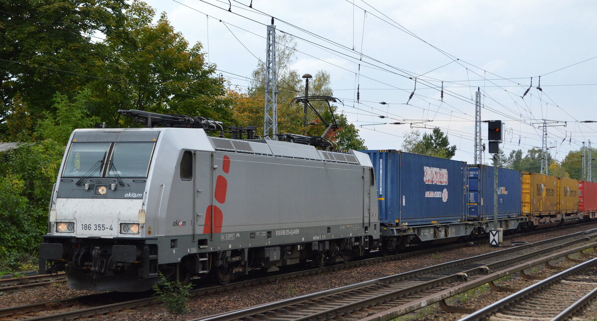 LTE Netherlands B.V., Rotterdam [NL] mit  186 355-4  [NVR-Nummer: 91 80 6186 355-4 D-AKIEM] und kombinierten Container-/Taschenwagenzug am 27.09.21 Richtung Polen über Frankfurt/Oder in Berlin Hirschgarten.