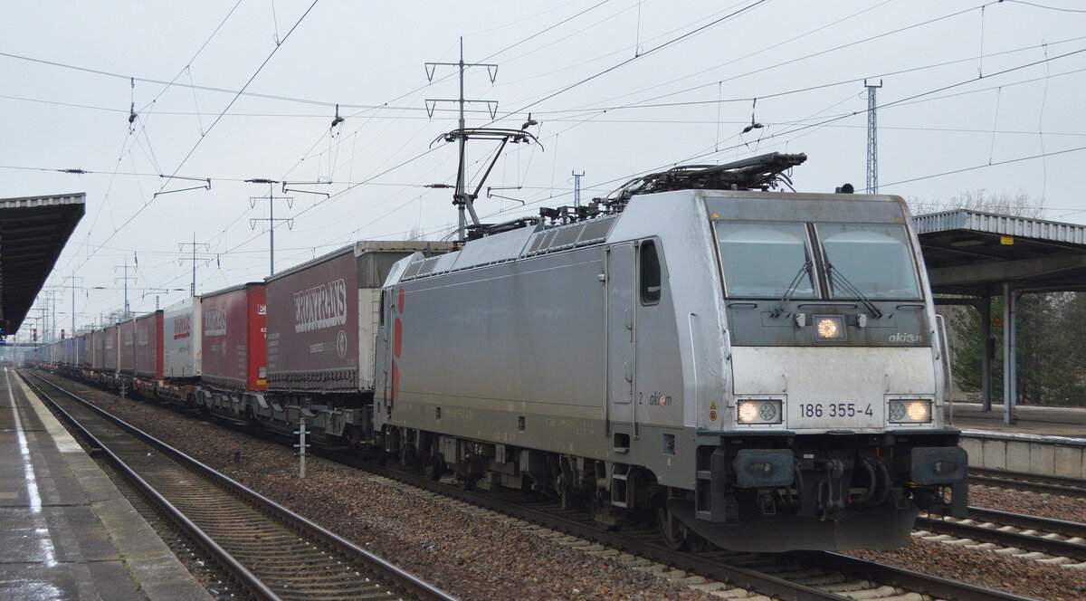 LTE Netherlands B.V., Rotterdam [NL] mit der Akiem Lok   186 355-4  [NVR-Nummer: 91 80 6186 355-4 D-AKIEM] Richtung Polen über Frankfurt/Oder am 19.01.22 Durchfahrt Bf. Flughafen BER Terminal 5.
