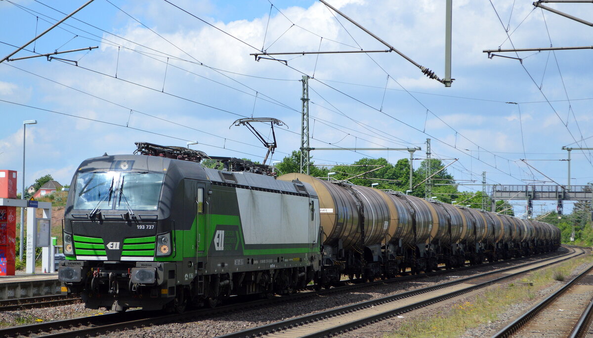 LTE Netherlands B.V., Rotterdam [NL] mit der ELL Vectron  193 737  [NVR-Nummer: 91 80 6193 737-4 D-ELOC] und Kesselwagenzug am 02.06.22 Höhe Bf. Niederndodeleben (Nähe Magdeburg).
