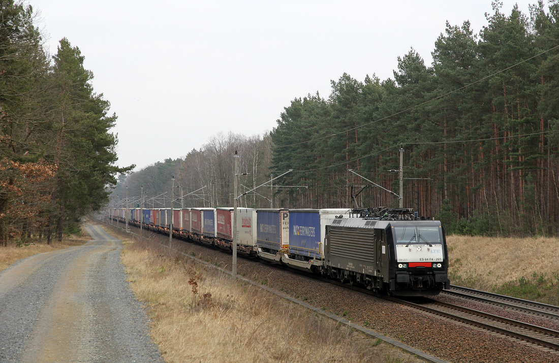 LTE NL 189 201 erreicht mit einem KLV-Zug den Bahnhof Fangschleuse.
Aufnahmedatum: 24. März 2018