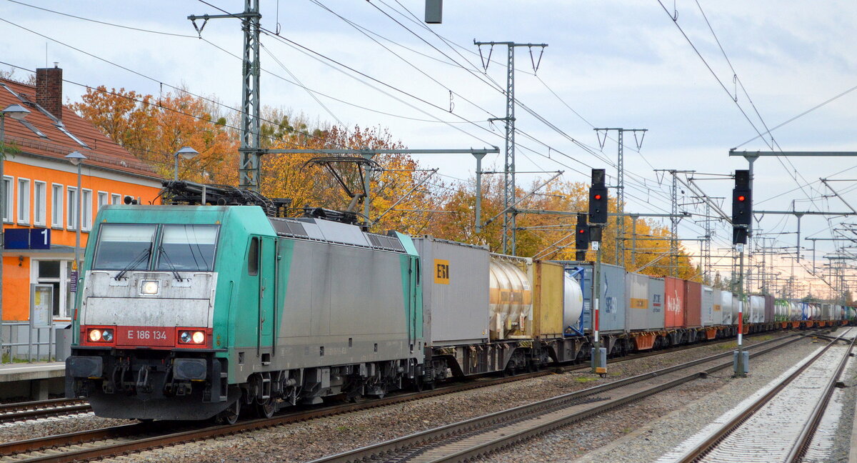 LTE Polska Sp. z o.o. mit der  E 186 134  [NVR-Nummer: 91 51 6270 005-7 PL-ATLU] und Containerzug am 03.11.21 Durchfahrt Bf. Golm (Potsdam).