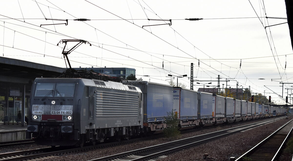 LTE Polska Sp. z o.o., Gdynia [D] mit der MRCE Dispo  ES 64 F4-802  [NVR-Nummer: 91 80 6189 802-2 D-DISPO] und einem KLV-Zug Richtung Rzepin (Polen) am 03.11.23 Durchfahrt Bahnhof Flughafen BER - Terminal 5