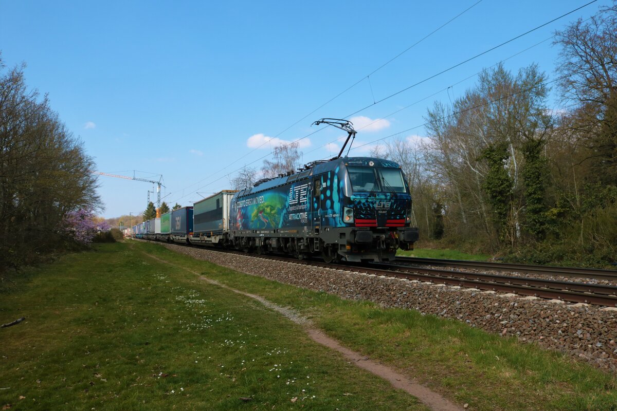LTE Siemens Vectron 193 697-0 mit einen KLV Zug in Hanau West am 27.03.22