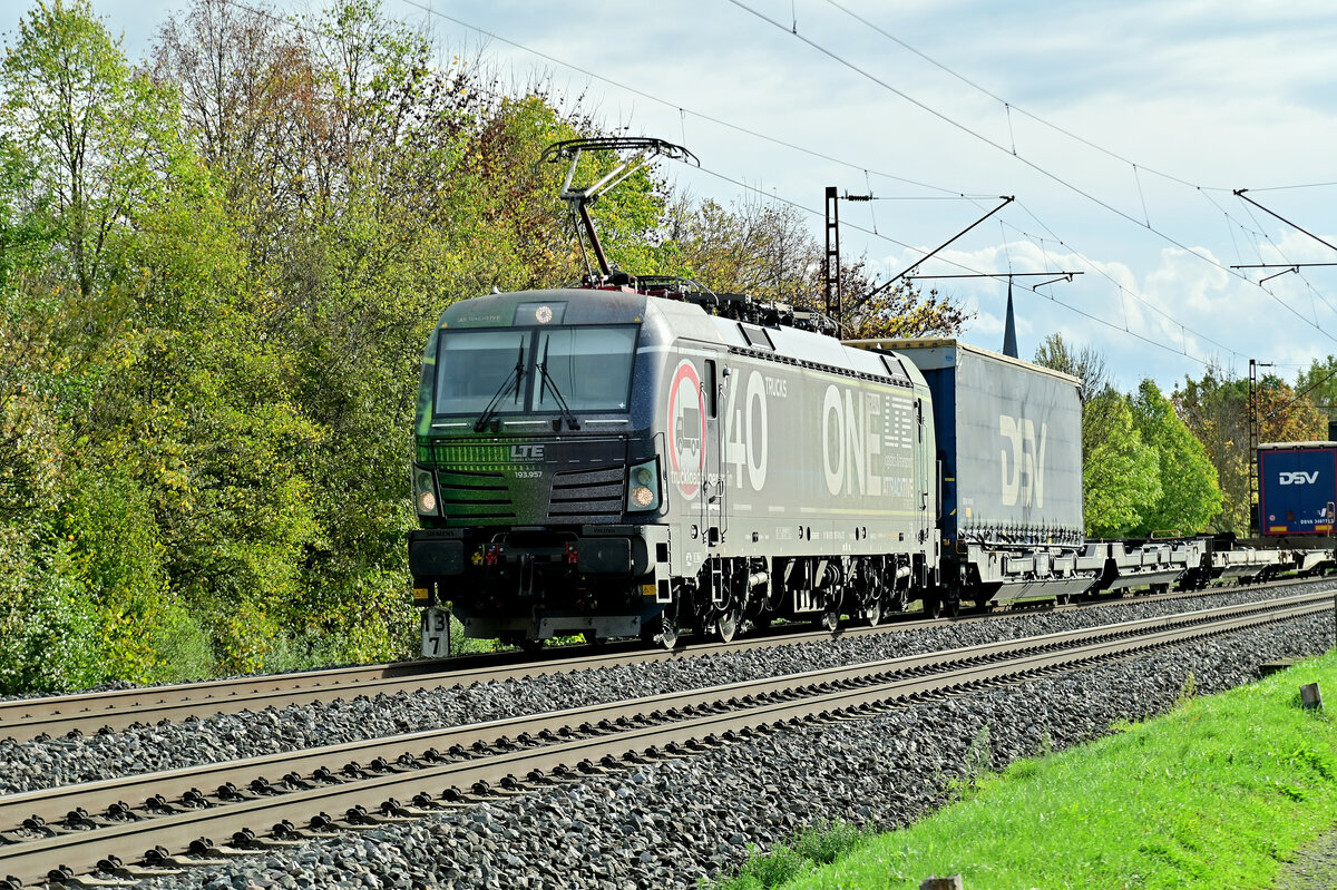 LTE193.957 mit Werbung und Klv bei Thüngersheim gen Gemünden fahrend am 1.11.2022