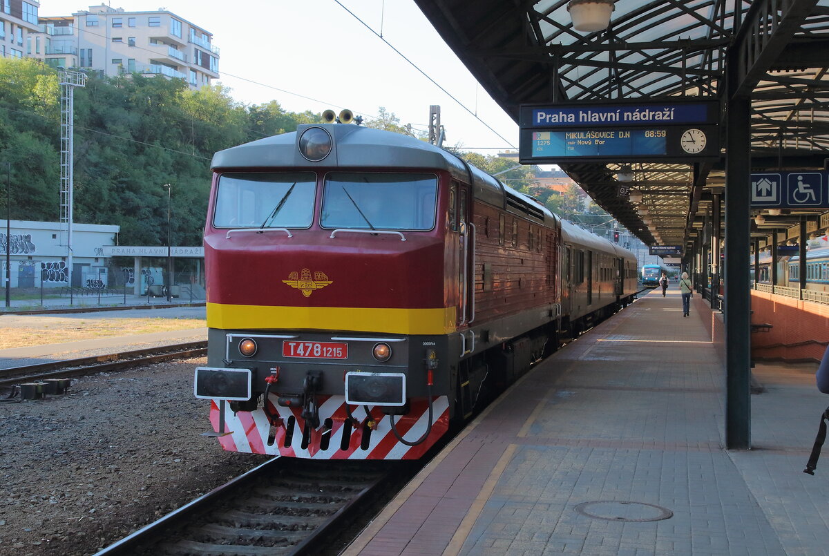 Lužickohorský rychlík mit der 749 253 steht im Hauptbahnhof Prag bereit für die Abfahrt in das Lausitzer Bergland. Aufgenommen am Morgen, den 17.09.2023.