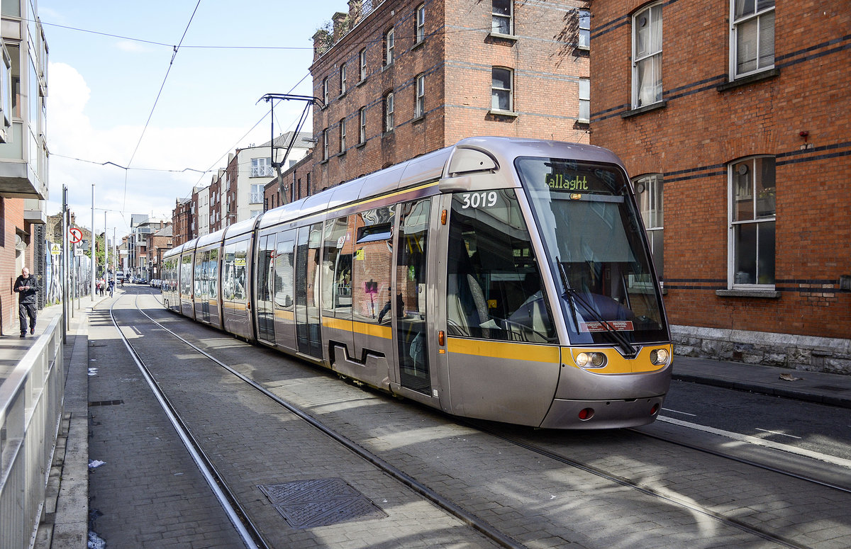 LUAS 3009 auf der Roten Linie (The Point/Connolly-Tallaght/Saggart)in Benburb Street, Dublin. Aufnahme: 10. Mai 2018.