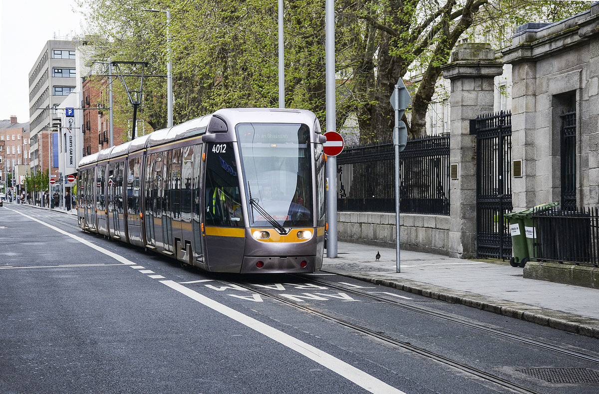 LUAS  4012 in Marlborough Street, Dublin. 
Aufnahme: 9. Mai 2018.