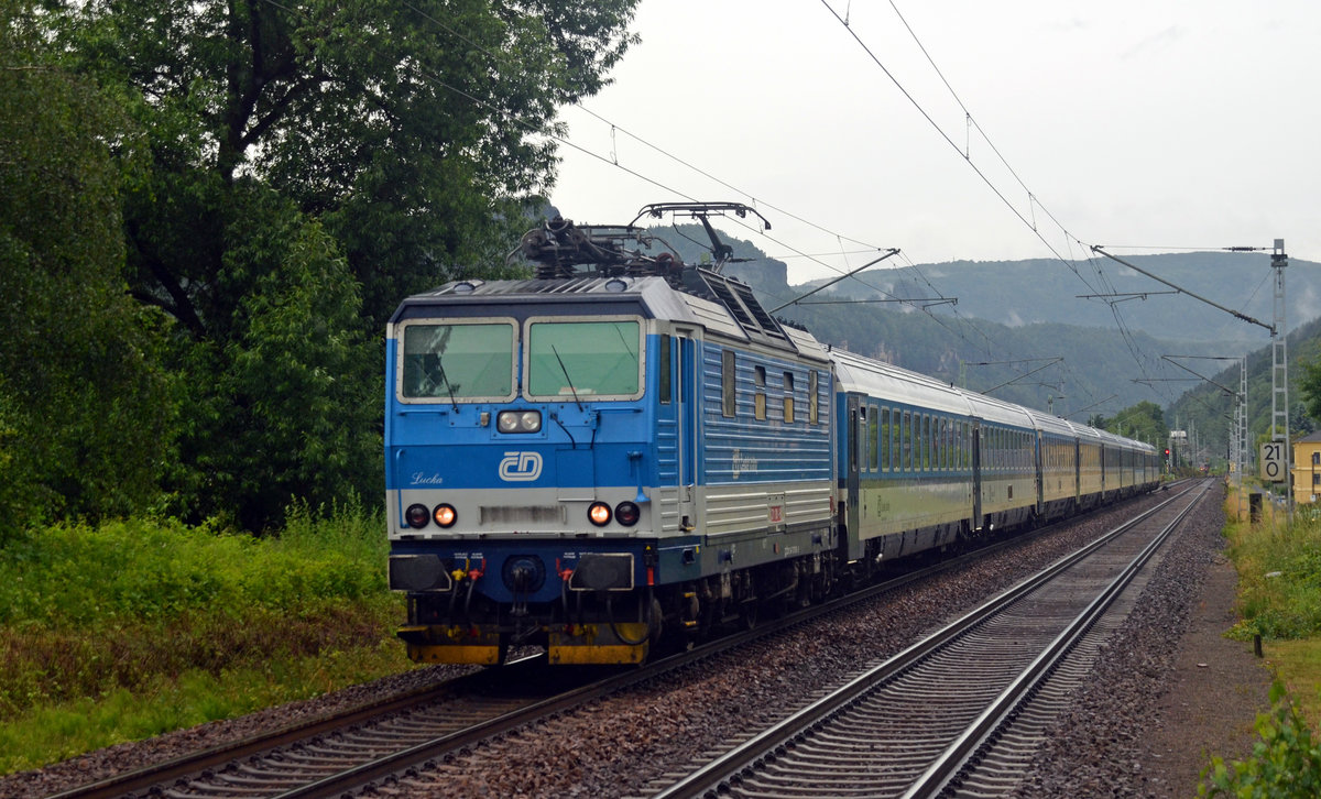 Lucka alias 371 001 führte am 17.06.16 den EC 378 nach Kiel durch Krippen und wird gleich den nächsten Halt in Bad Schandau einlegen.
