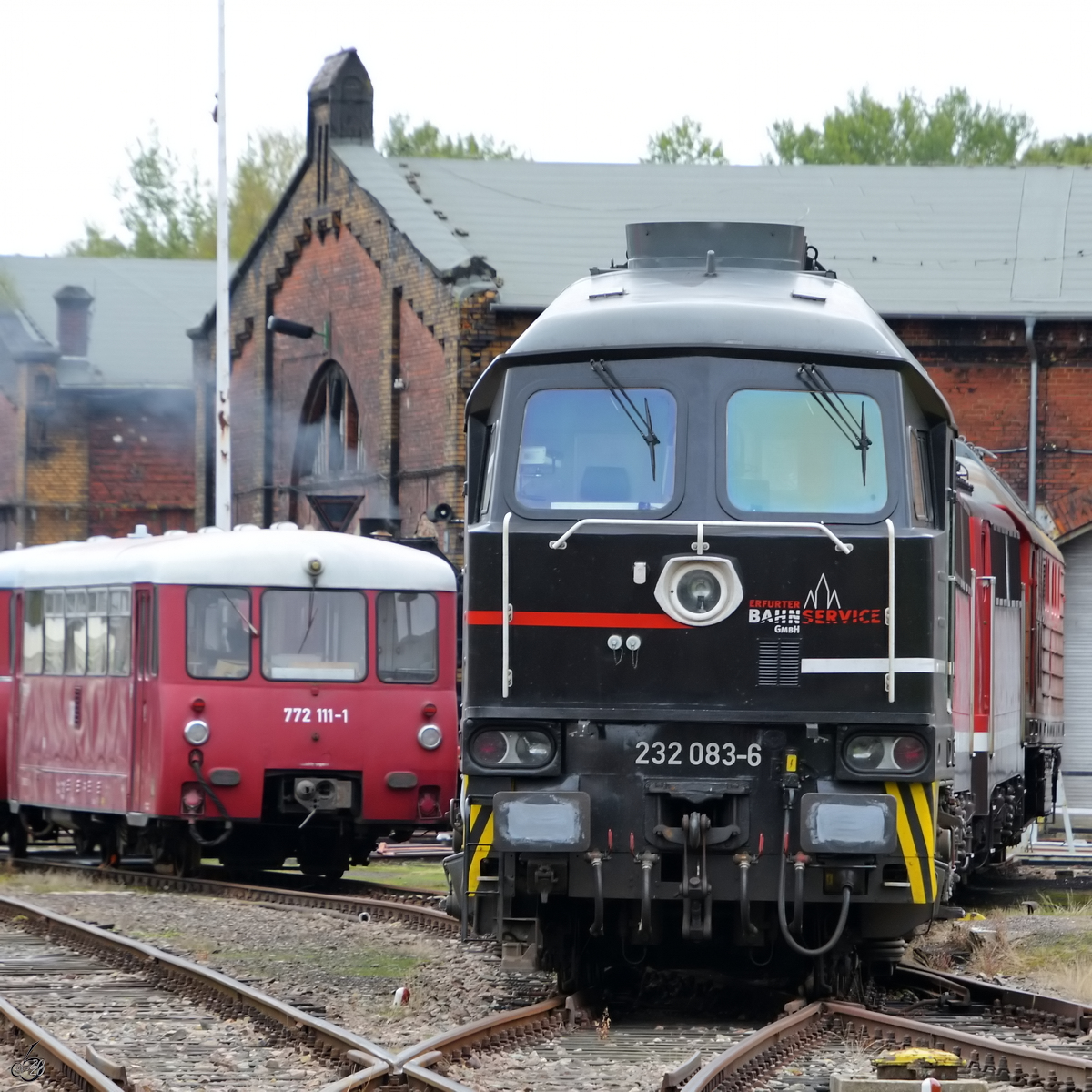Ludmilla 232 083-6 der Erfurter Bahnservice GmbH und die Ferkeltaxe 772 111-1 standen auf dem Gelände des sächsischen Eisenbahnmuseums Chemnitz-Hilbersdorf.
