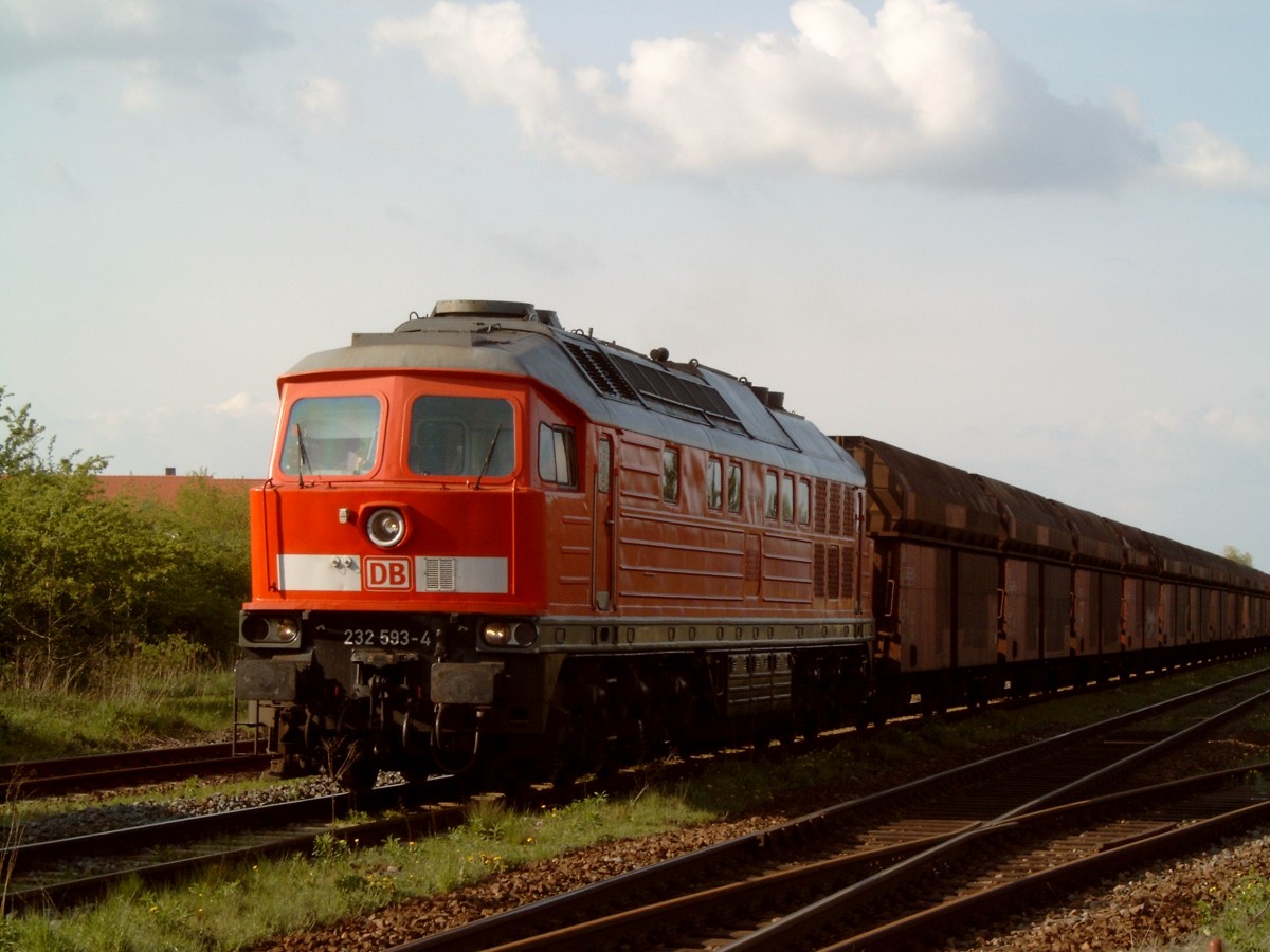  Ludmilla  232 593 mit einem Kohlezug, 2002 in der Nähe von Leipzig.