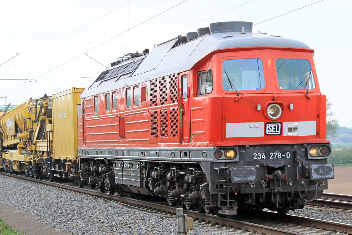Ludmilla 234 278-0  mit Wiebe Bauzug am26.04.2019 nördlich von Salzderhelden am Bü 75,1 in Richtung Hannover