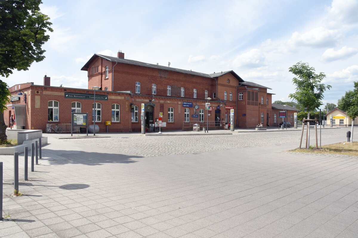 LÜBBEN/Spreewald (Landkreis Dahme-Spreewald), 21.05.2024, Blick auf das Bahnhofsgebäude