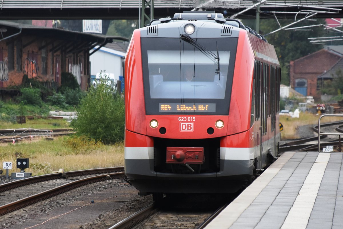 LÜBECK, 23.09.2018, 623 015 als RE 4 nach Lübeck Hbf bei der Einfahrt in den Lübecker Hauptbahnhof