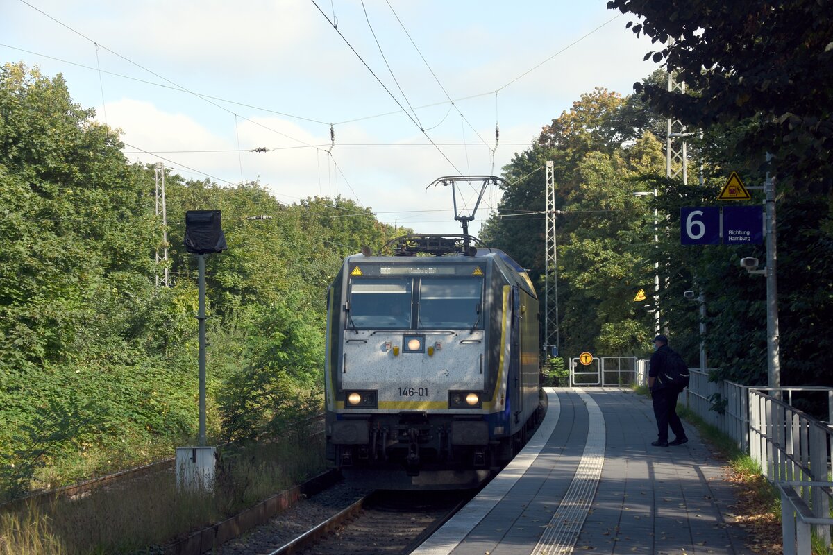 LÜNEBURG (Landkreis Lüneburg), 05.09.2021, 146-01 der Bahngesellschaft Metronom als RB 31 (Niedersachsen) bei der Einfahrt auf Gleis 6 des Bahnhofs Lüneburg (Gleis 6 liegt durch eine Straße getrennt etwas abseits vom eigentlichen Bahnhof)