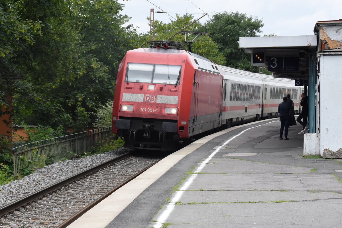 LÜNEN (Kreis Unna), 13.06.2018, E-Lok 101 051-1 mit einem IC in Richtung Dortmund Hbf bei der Durchfahrt durch Lünen Hbf