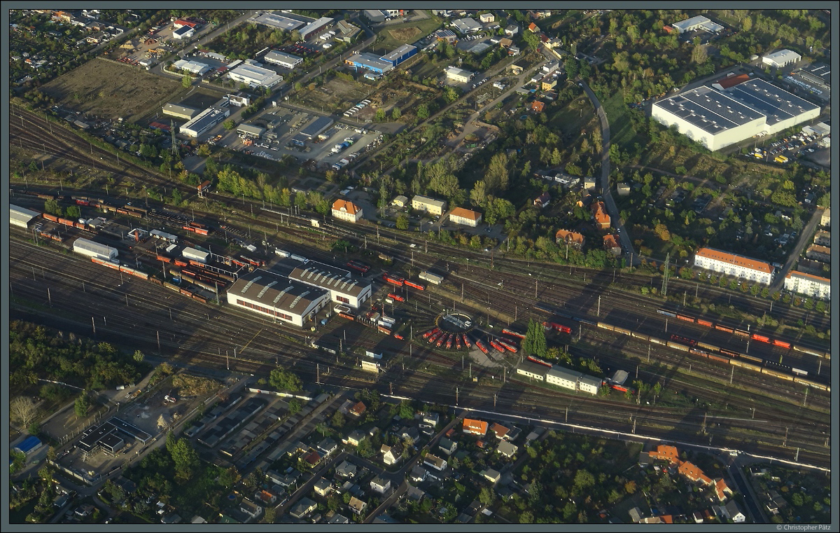 Luftaufnahme des Bw Magdeburg-Rothensee mit dem Ablaufberg des Rangierbahnhofs. Rund um die Drehscheibe stehen die im Güterverkehr eingesetzten Gravita- und BR 233-Loks. (22.09.2019)