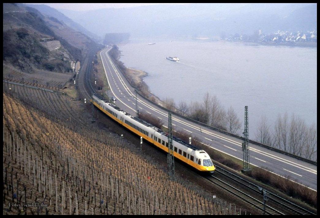 Lufthansa Airport Express (Donald Duck) LH 1003 am 10.3.1993 um 11.13 Uhr auf der linken Rheinseite bei Boppard unterwegs nach Frankfurt am Main.