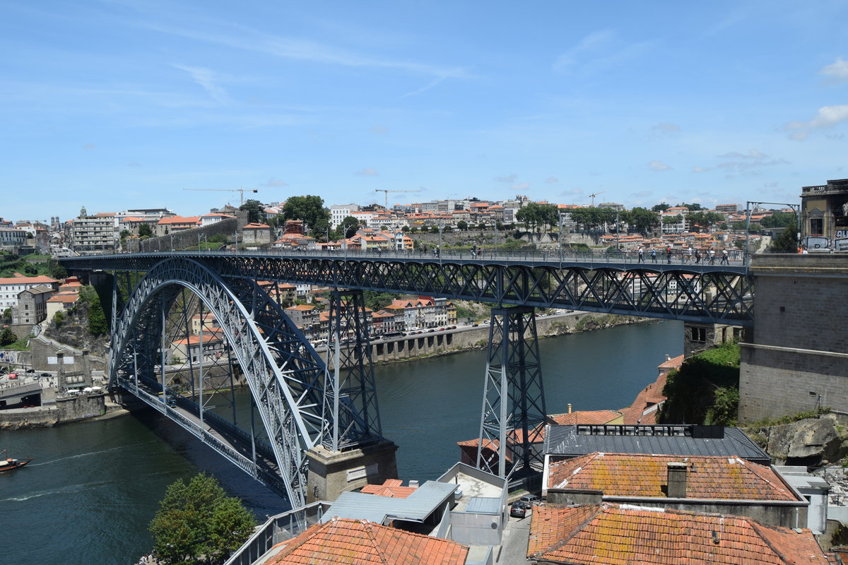 Luis I Br�cke in Porto fotografiert am 09.06.2017 von der Ausstiegsplattform der Teleferico de Gaia Seilbahn.