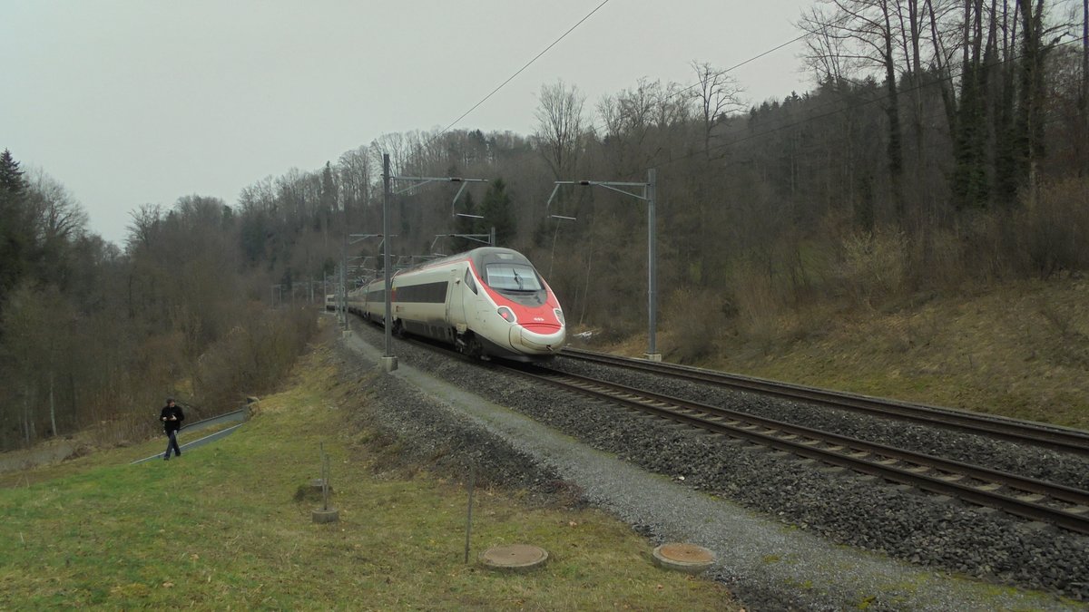Luka's Nachschuss auf den Astoro RABe 503 020, der sich den Weg durch das Galgen- und Steinachtobel nach München bahnt. Ich hatte einen anderen Blickwinkel mit dem Handy versucht, so hat mein Sohnemann mich mit eingefangen.

Foto: Luka Streck
St. Gallen Galgentobel, 06.02.2021