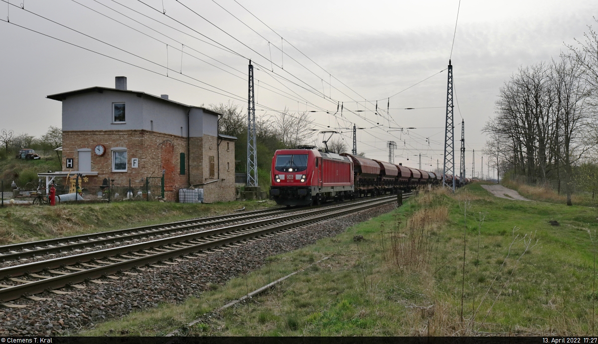 Luminös grüßt der Tf in der 187 132-6 den Bahnfreund, als er mit seinen Schüttgutwagen in Teutschenthal die Landkreisgrenze zwischen Mansfeld-Südharz und dem Saalekreis befährt.

🧰 DB Cargo
🕓 13.4.2022 | 17:27 Uhr