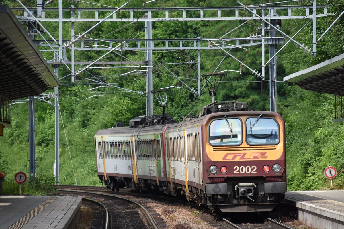LUXEMBOURG, 21.06.2023, Ausfahrt der Doppeltraktion 2002/2013 aus dem Bahnhof Pfaffenthal-Kirchberg