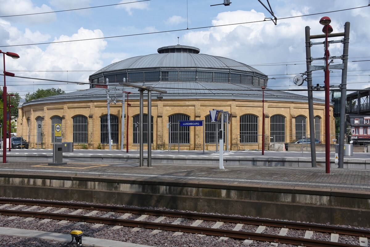 LUXEMBOURG, 21.06.2023, Blick vom Bahnsteig zur Rotonde 1, einem ehemaligen Eisenbahnlokschuppen der CFL mit einem Durchmesser von 52 Metern und einer Höhe von 15 Metern, der heute als Kultur- und Veranstaltungszentrum genutzt wird