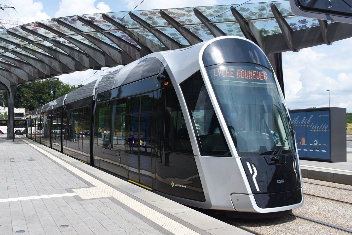 LUXEMBOURG, 21.06.2023, Straßenbahnzug 116 nach Lycée Bouneweg in der Station Luxexpo
