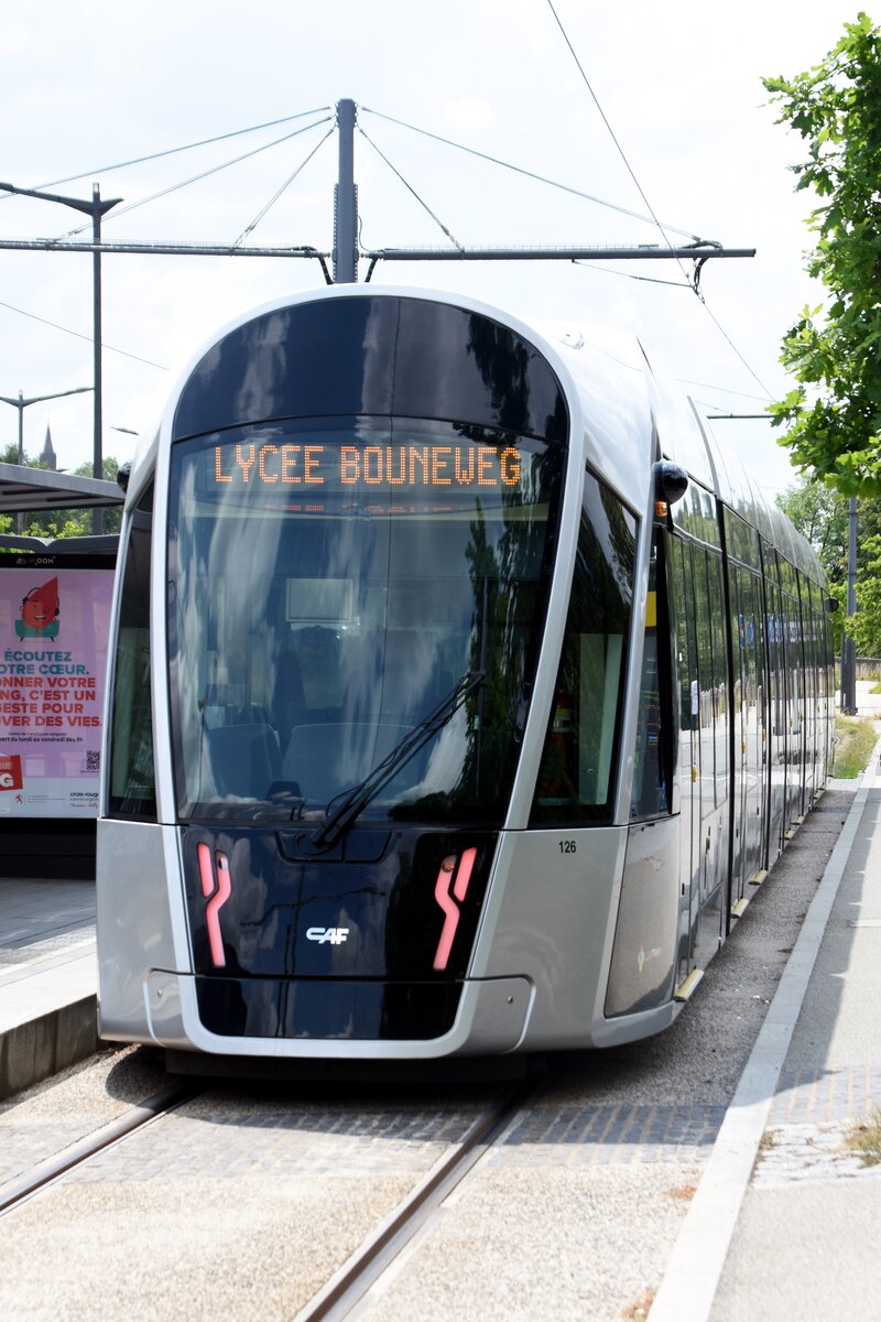 LUXEMBOURG, 21.06.2023, Straßenbahnzug 126 nach Lycée Bouneweg in der Station Rout Bréck - Pafendall
