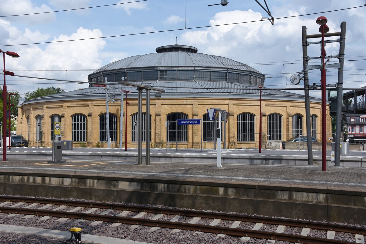 LUXEMBOURG (Kanton Luxembourg), 21.06.2023, Blick vom Bahnsteig zur Rotonde 1, einem ehemaligen Eisenbahnlokschuppen der CFL mit einem Durchmesser von 52 Metern und einer Höhe von 15 Metern, der heute als Kultur- und Veranstaltungszentrum genutzt wird