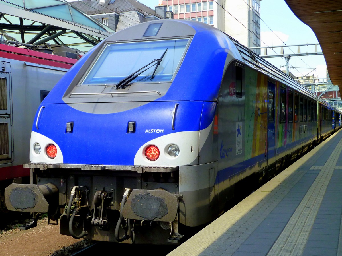 Luxemburg, ALSTOM Steuerwagen am Ende des Zuges bei seiner Ankunft in Luxemburg, am Anfang des Zuges bei seiner Abfahrt als Intercity nach Basel, geschoben von der SNCF 4 26142 (200 km/h im Elsass). 08.06.2015