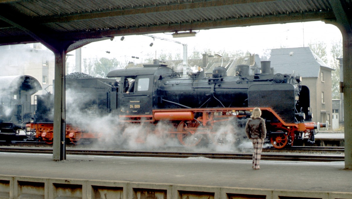 Luxemburg, im Jahr 1974 war die BR 24-009 der Deutschen Reichsbahn mit einem Sonderzug auf dem luxemburgischen Schienennetz zu sehen. Scan eines meiner Dias aus dem Jahr 1974.