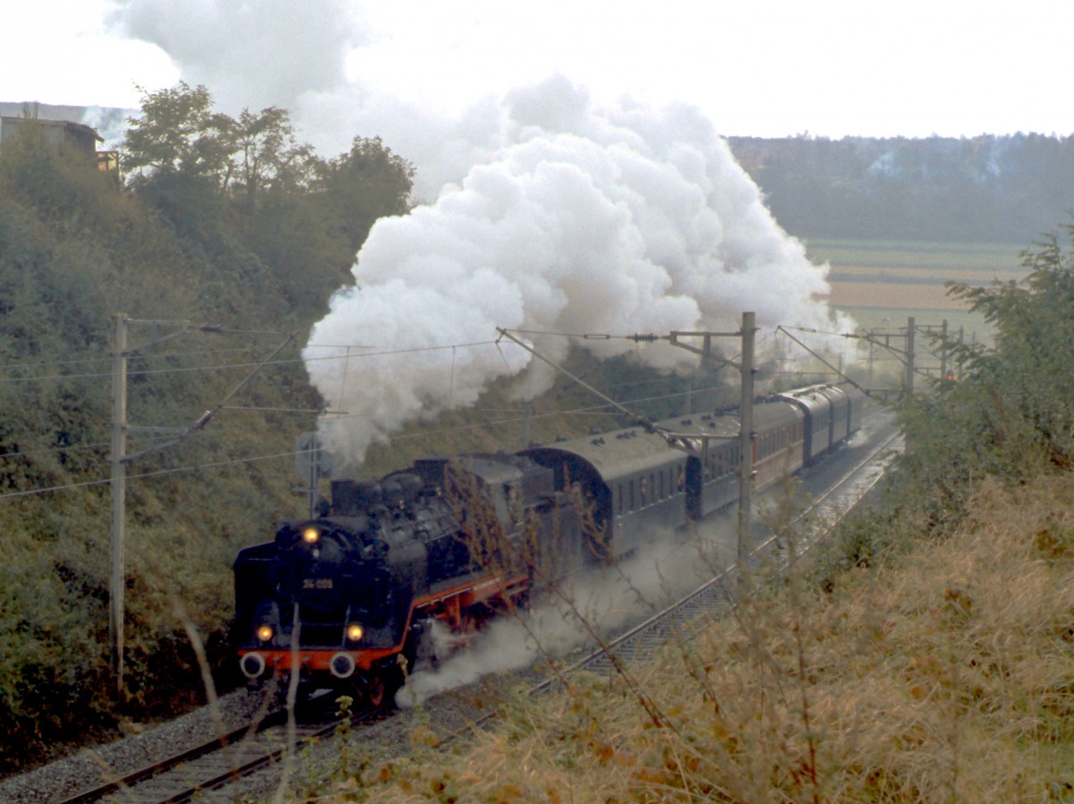 Luxemburg, im Jahr 1974 war die BR 24-009 der Deutschen Reichsbahn mit einem Sonderzug auf dem luxemburgischen Schienennetz zu sehen (zwischen Obercorn und Belvaux-Soleuvre). Scan eines meiner Dias aus dem Jahr 1974.