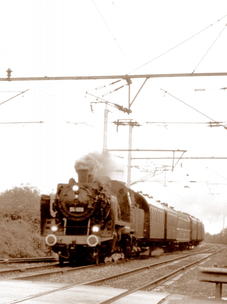 Luxemburg, im Jahr 1974 war die BR 24-009 der Deutschen Reichsbahn mit einem Sonderzug auf dem luxemburgischen Schienennetz zu sehen (zwischen Schifflange und Noertzange). Scan eines meiner Dias aus dem Jahr 1974.