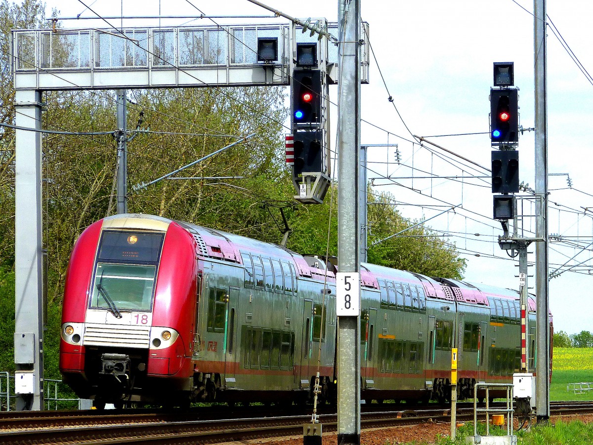 Luxemburg, Strecke Luxembourg-Rodange. Der CFL 2216 zwischen Schouweiler und Bascharage. 04.05.2015