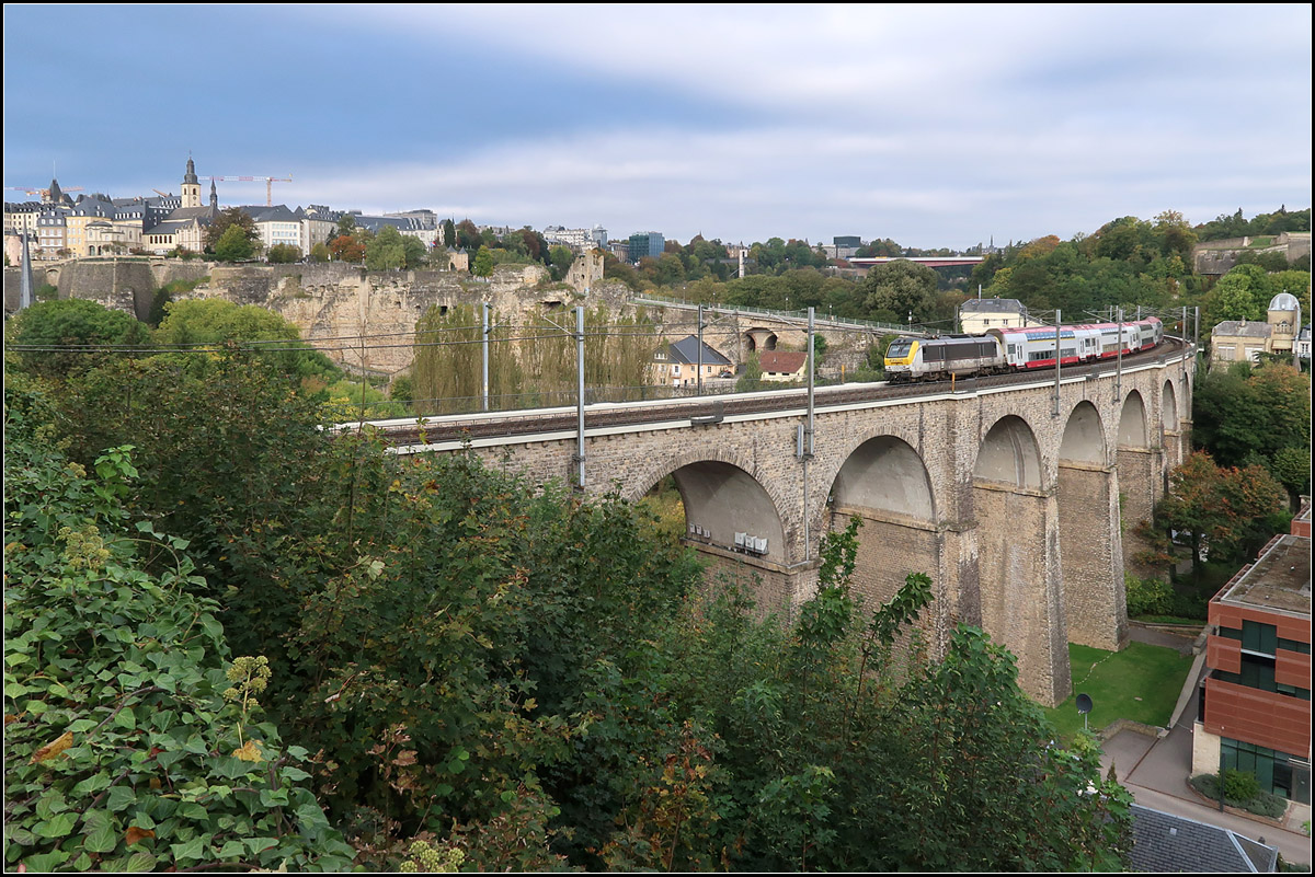 Luxemburg und Zug -

Der Clausener Viadukt mit Dosto gegenüber der Altstadt von Luxemburg.

05.10.2017 (M)