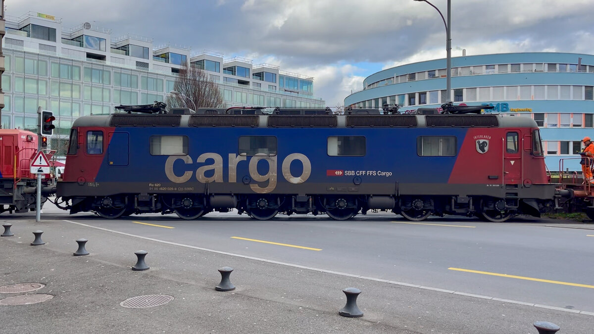 Luzern - 23.02.2024: Das Rangieren mit der Re 620 am Haken geht soweit: Es werden bei der SEEKAG leere Kieswagen abgeholt. Die Re 620 natürlich abgebügelt; hat ja schliesslich keine Stromleitung.
(ich weiss nicht ideales Bild, aber eben speziell...)