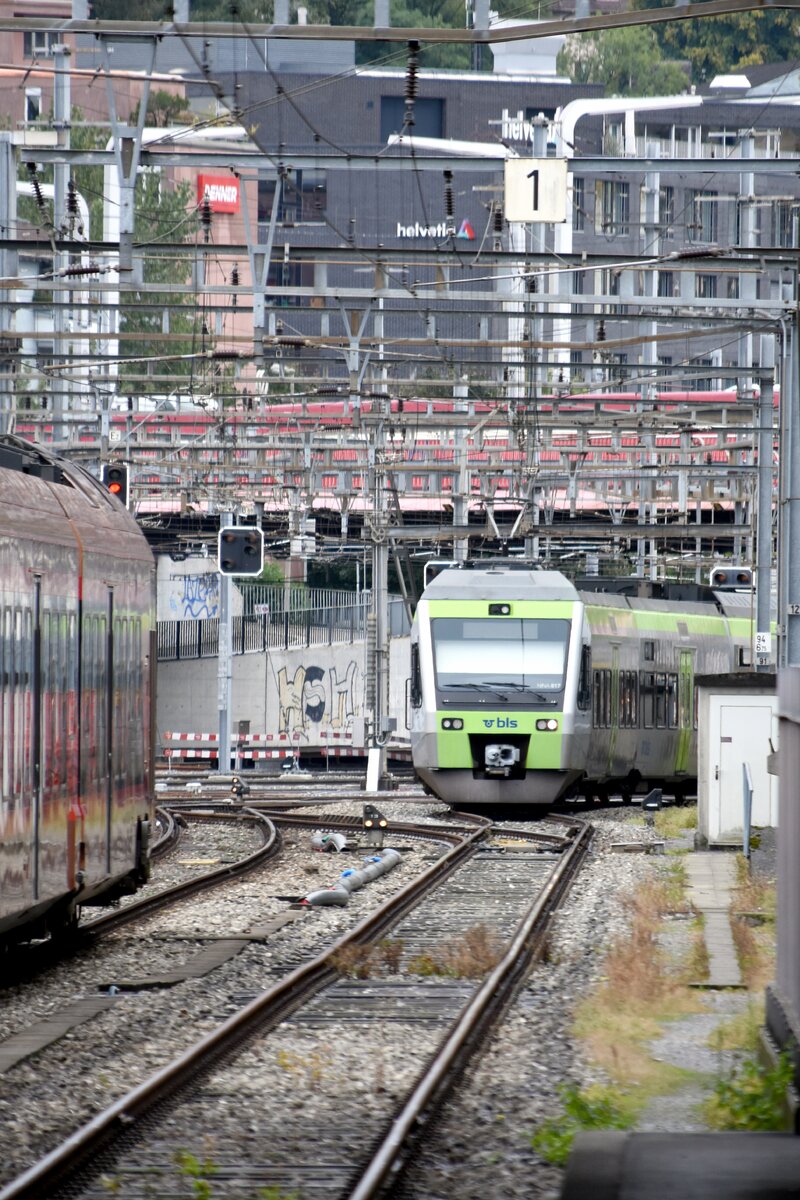 LUZERN (Kanton Luzern), 29.09.2022, NINA 017 der BLS AG für die S-Bahn Luzern bei der Einfahrt in den Bahnhof Luzern