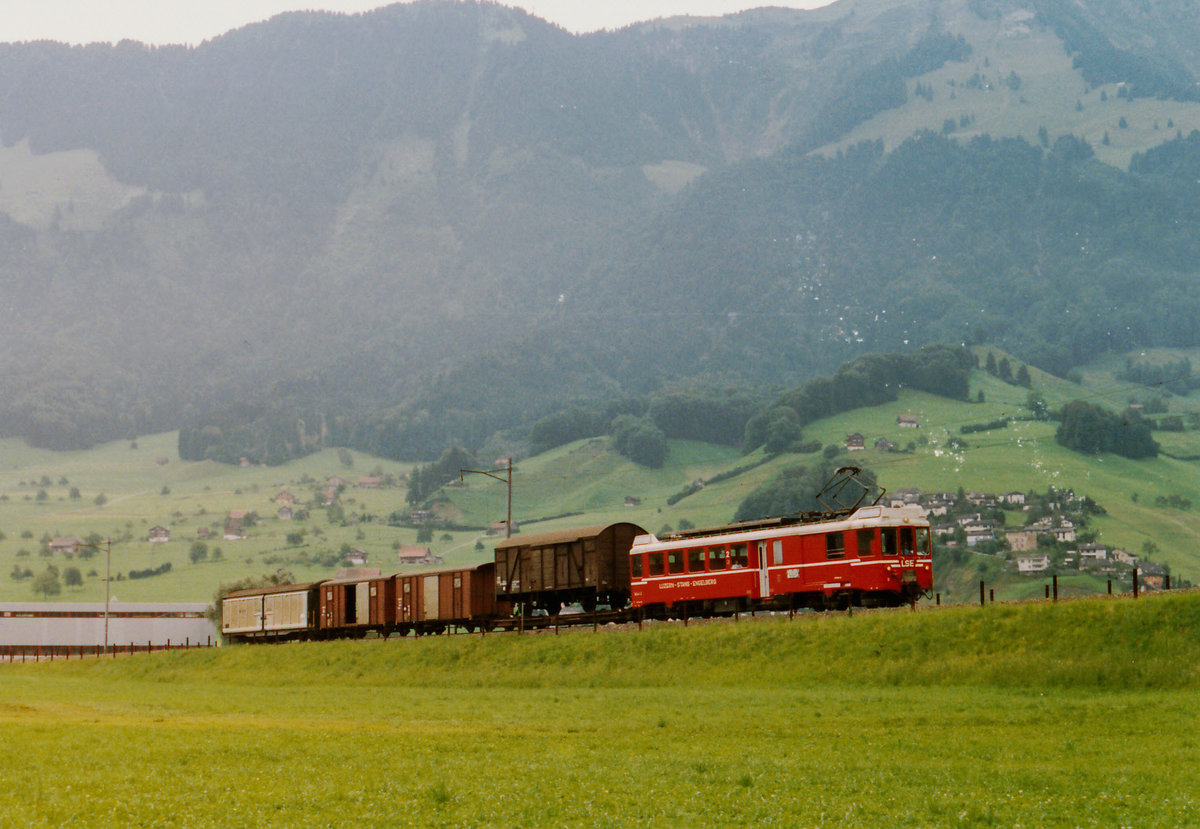 Luzern-Stans-Engelberg-Bahn
Das waren noch Zeiten als auf der LSE Güterzüge mit Normal- und Schmalspurgüterwagen verkehrten. Dieser stattliche Güterzug mit dem BDeh 4/4 2 wurde im Juli 1981 bei Stans fotografiert.
Foto: Walter Ruetsch 