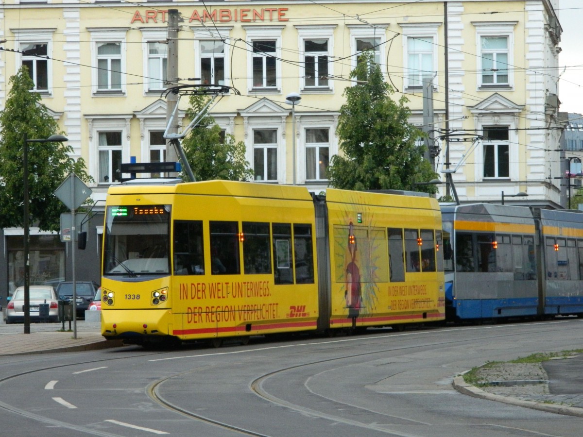 LVB - NGTW6, Betriebsnummer 1338  Knauthain  Baujahr 2010 mit DHL-Werbung auf Linie 3 Richtung Taucha am 13.05.2014 im Stadtzentrum Leipzig. Mit auf Fahrt: LVB - NGTW6 Nr. 1326  Thekla  (Bj. 2008)