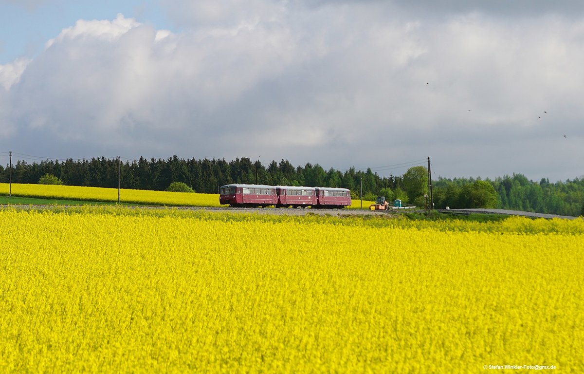 LVT auf Sonderfahrt nach Tschechien am 20.05.2017. Hier auf den letzten paar hundert Metern in Deutschland auf der neu aufgebauten Strecke von Selb-Plössberg nach Asch. Rechts wo die Baumaschine steht, war bis kurz vorher noch eines der typischen alten Postenhäuser aus der Entstehungszeit dieser früheren Hauptbahn existent gewesen. Es wurde aus unerfindlichen Gründen abgerissen.....