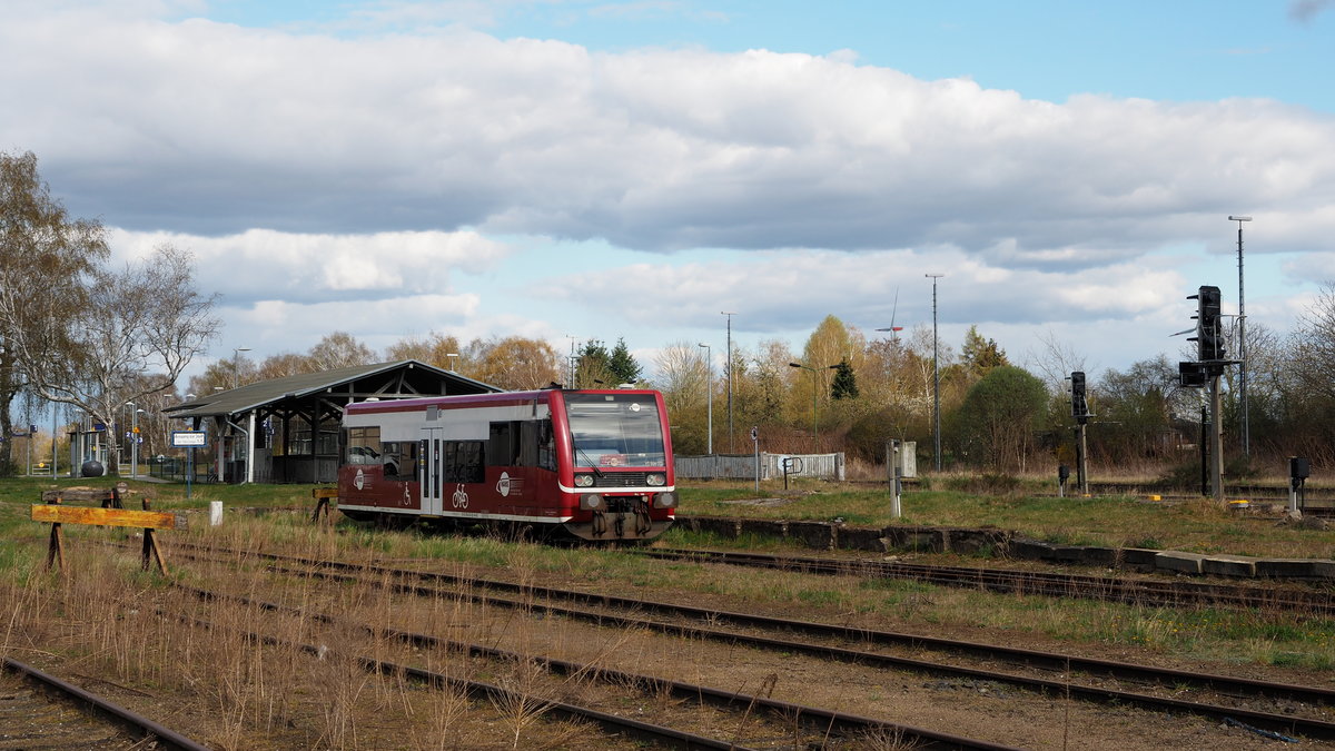 LVT-S 504 002 der HANS steht im Bahnhof Pritzwalk und wartet auf neue Aufgaben.
Im Hintergrund sieht man eine der denkmalgeschützten Tunnelüberdachungen.

Pritzwalk, der 25.04.2021