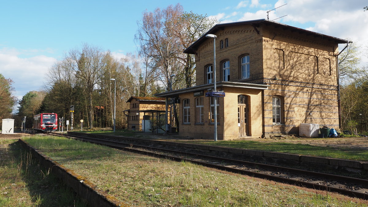 LVT-S 504 006 der HANS kurz vor der Durchfahrt des Bedarfshalts Bölzke auf der KBS 209.73. Links neben dem eigentlichen Bahnhof steht ein Toilettenhäußchen. Das 2. Gleis existiert schon lange nicht mehr.

Bölzke, der 25.04.2021