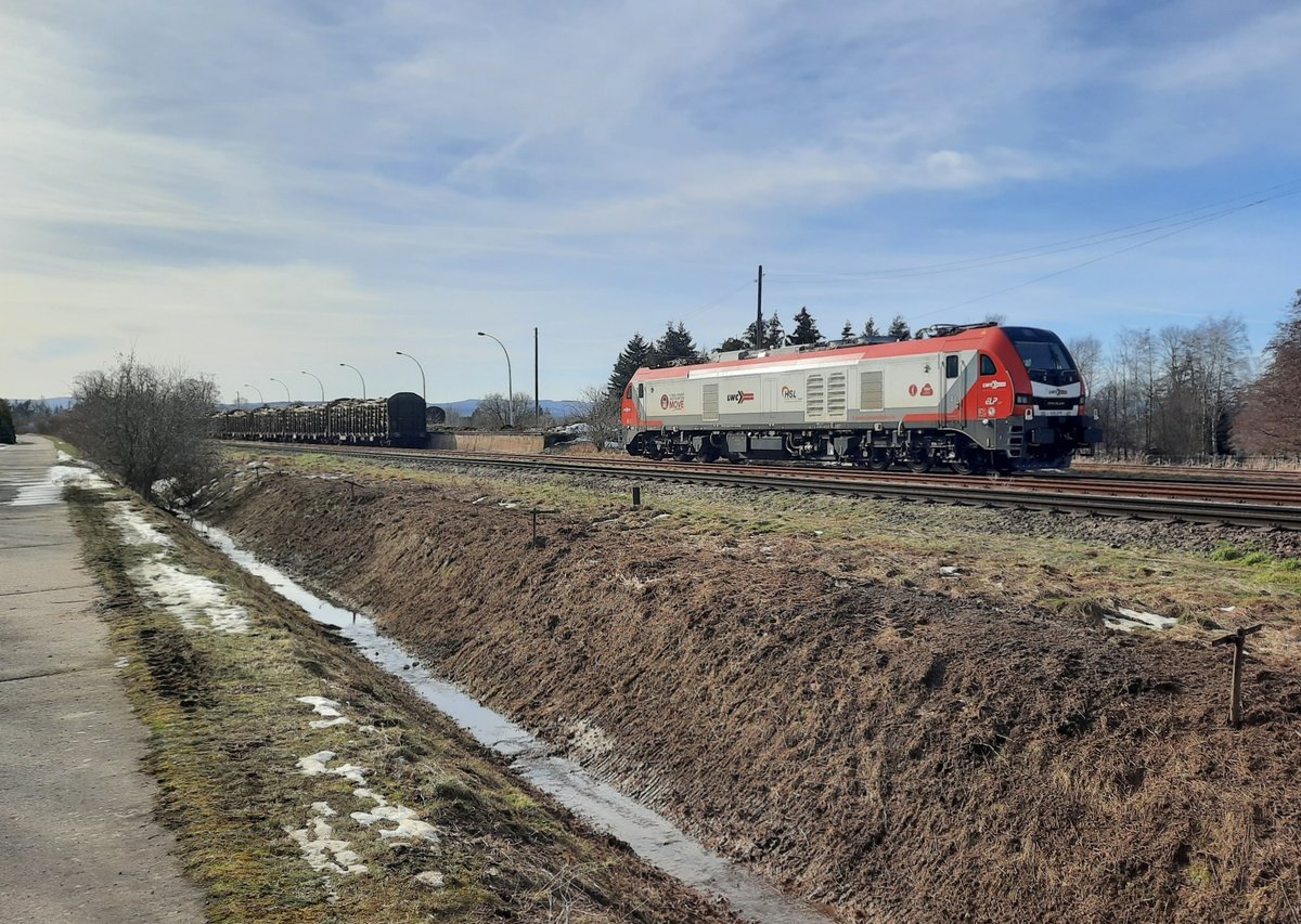 LWC 159 219 sonnte sich am 19.02.2021 in Emleben. Die an die HSL untervermietete Zweisystemlok kam zuvor mit dem DGS 69460 aus Grokorbetha.