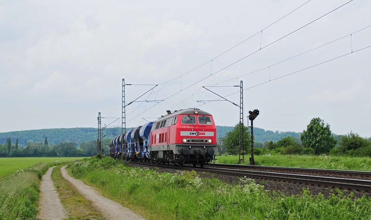 LWC 218 450 (ex DB) mit Schüttgutwagenzug in Richtung Göttingen (Burgstemmen, 23.05.17).
