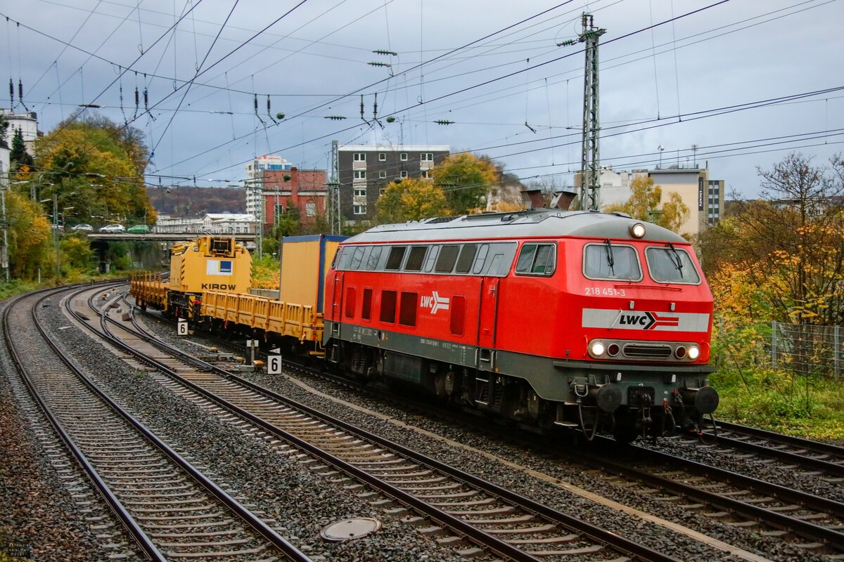 LWC 218 451-3 mit Baukran in Wuppertal, am 02.11.2021.
