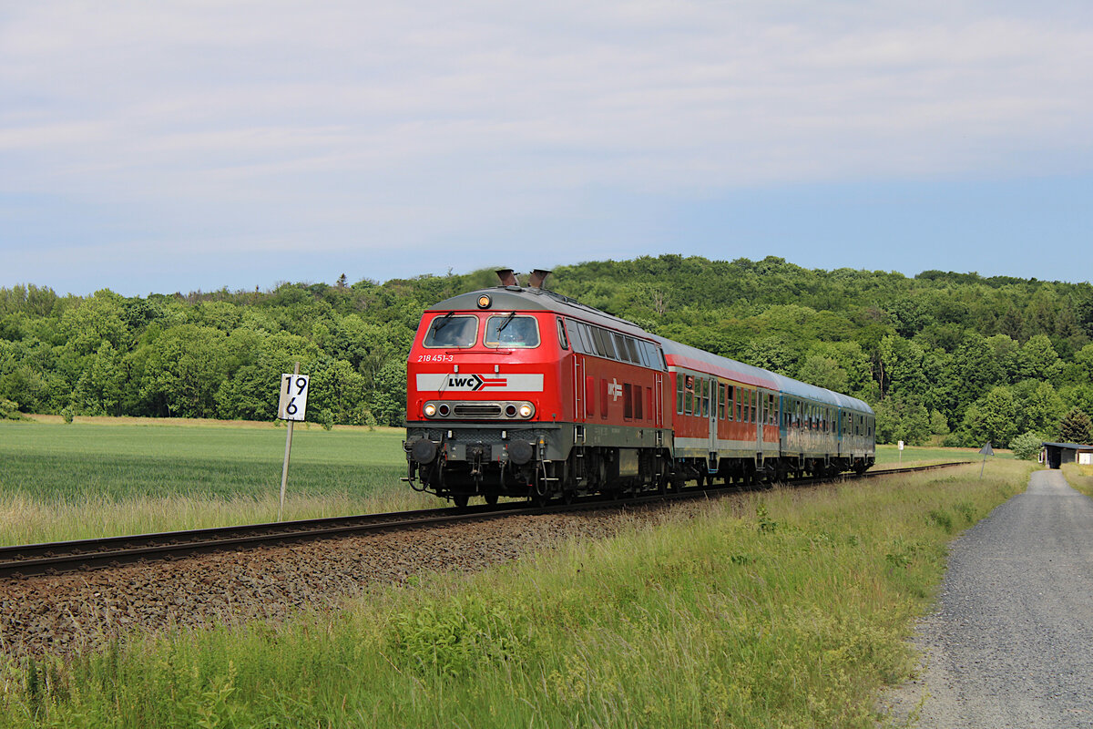 LWC 218 451-3 zieht ihren RE21-Ersatzzug nach Magdeburg für die Weser-Ems-Eisenbahn und erreicht hier am 03.06.2022 in Kürze Ilsenburg(Harz).