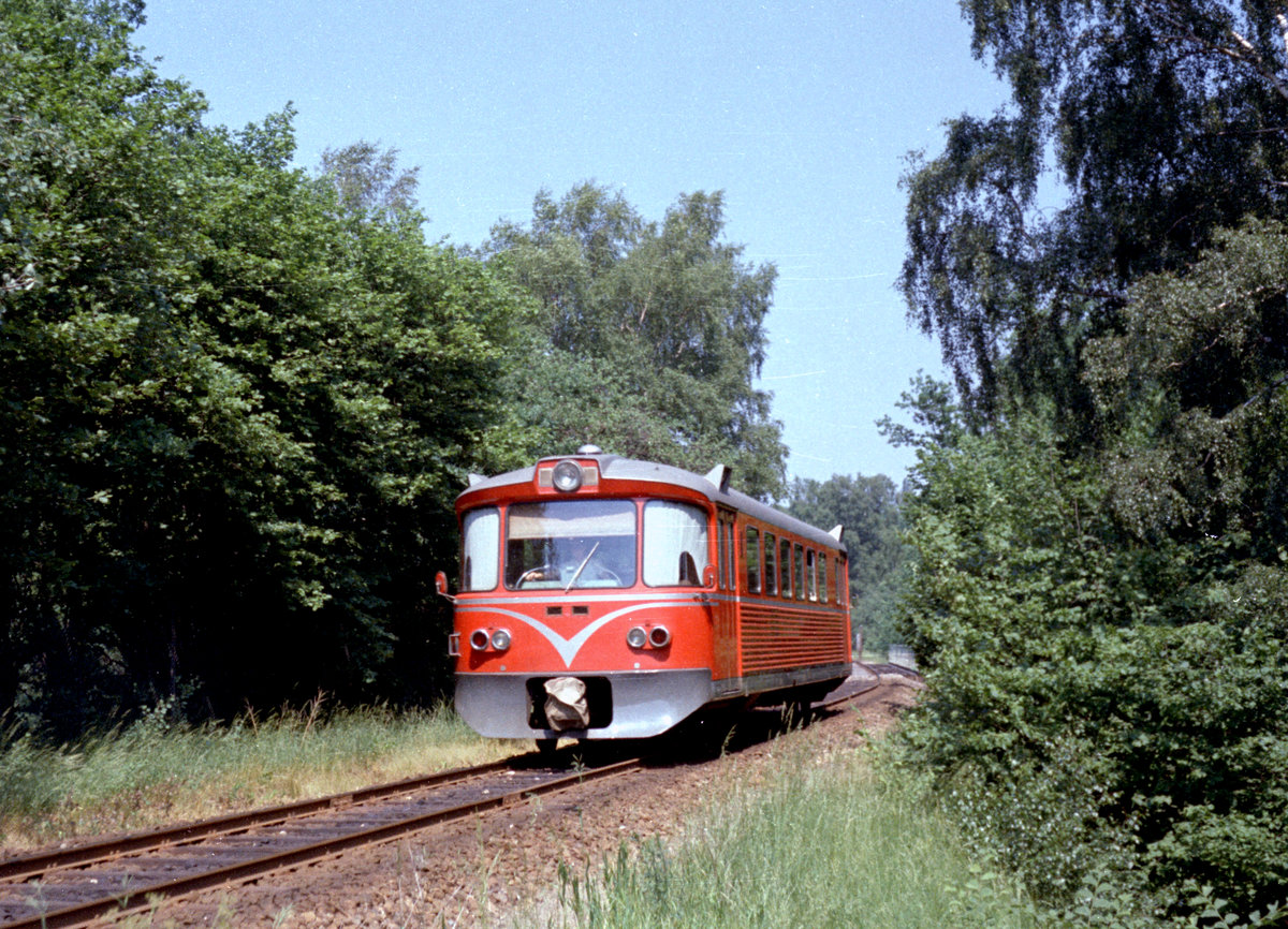 Lyngby-Nærum-Jernbane (LNJ / Nærumbanen): Am 21. Juni 1970 befindet sich ein Triebwagen des Typs Ym unweit vom Haltepunkt Ravnholm.