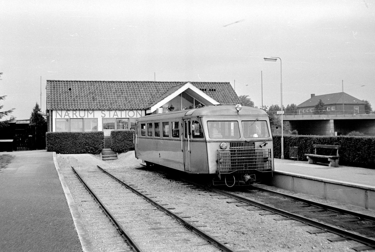 Lyngby-Nærum-Jernbane (LNJ / Nærumbanen): Ein Scandia-Schienenbustriebwagen (Sm) hält im Juni 1968 in Nærum (Endbahnbahnhof). - Die LNJ hatte sechs von diesen Triebwagen (Sm 11-16), die 1952 von der Waggonfabrik Scandia in Randers hergestellt wurden. Die Triebwagen hatten alle einen Achtzylinder Frichs-Dieselmotor von 160 PS (Frichs 8115CC). - Sm 11, 12, 14 und 16 wurden 1969 ausgemustert, während die Ausmusterung vom Sm 15 erst 1973 stattfand. Sm 13 wurde 1977 einer Museumsbahn übereignet.  