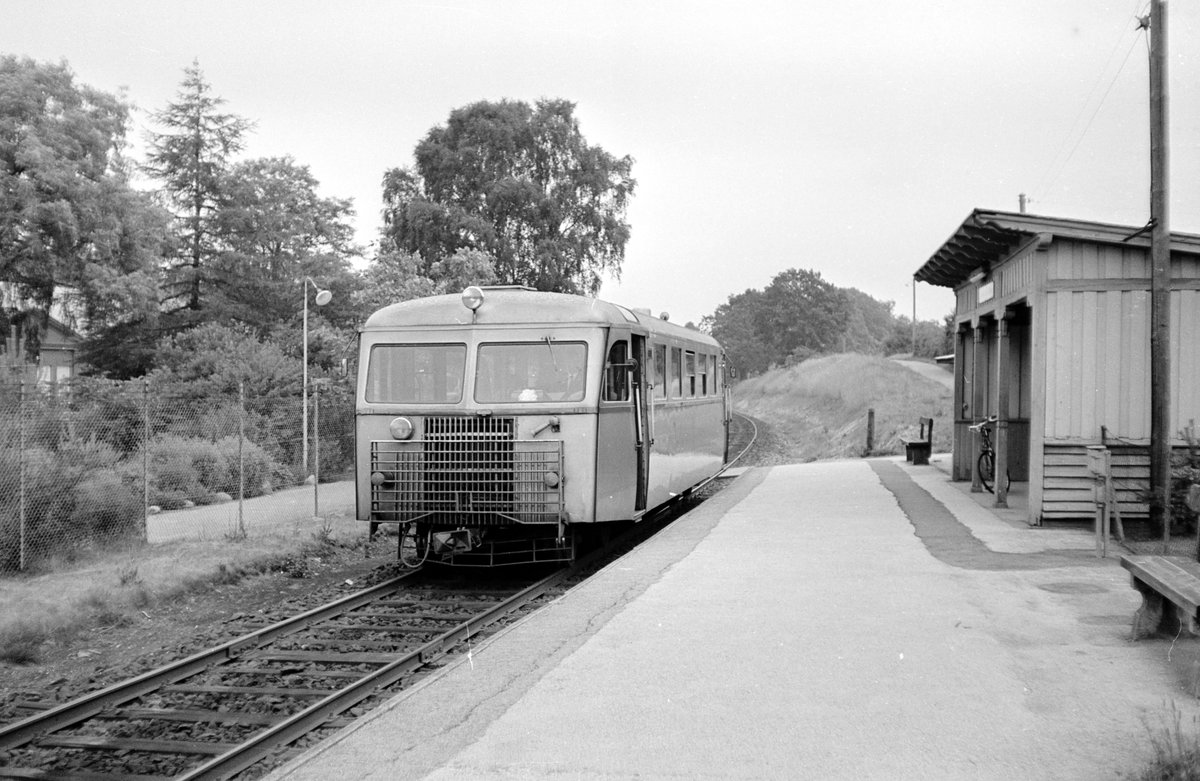 Lyngby-Nærum-Jernbane (LNJ / Nærumbanen): Ein Triebwagen des Typs Sm (Scandia 1952) hält im Juni 1968 in Ravnholm.